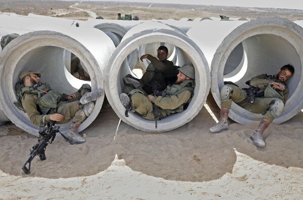 عناصر الجيش الإسرائيلي خلال التدريبات في القاعدة العسكرية تزيليم، في إطار محاكاة لمعركة حقيقة في قطاع غزة، 3 يوليو/ تموز 2018 - سبوتنيك عربي