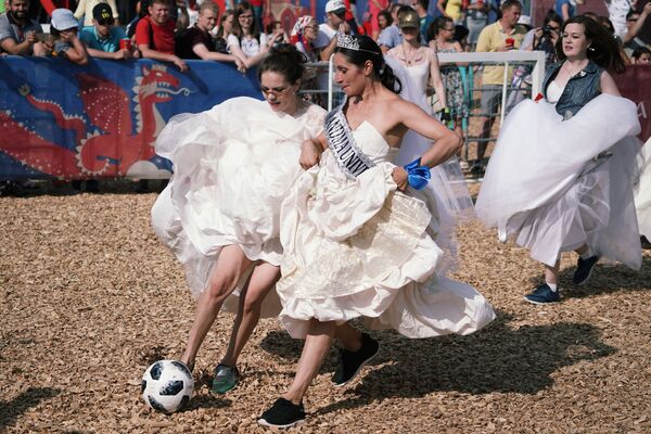 عرائس مشاركة في مباراة كرة القدم في إطار مهرجان فيفا للمشجعين في كأس العالم في مدينة قازان - سبوتنيك عربي