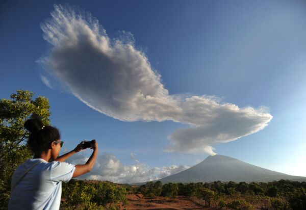 امرأة تلتقط صورة لبركان ماونت أغاونغ في جزيرة بالي، إندونيسيا 5 يوليو/ تموز 2018 - سبوتنيك عربي
