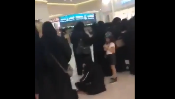أعداد هائلة من النساء السعوديات لشراء تذاكر حفل  كاظم الساهر بالطائف - سبوتنيك عربي