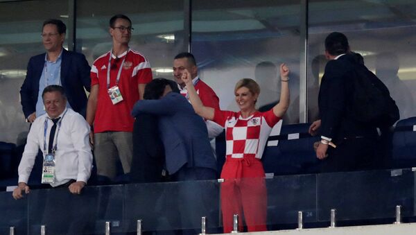 رئيسة كرواتيا أثناء متابعتها لمباراة منتخب بلادها ضد روسيا، في بطولة كأس العالم، 7 يوليو/تموز 2018 - سبوتنيك عربي