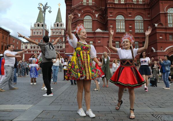 مشجعات يرتدين كوكوشنيك، وهي زينة رأس تقليدية روسية في موسكو - سبوتنيك عربي