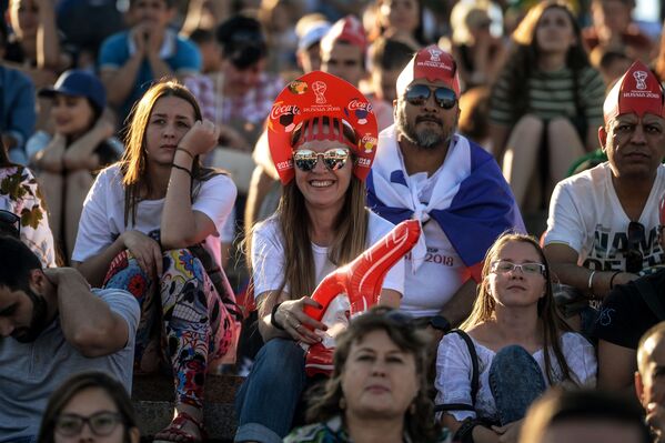 مشجعات يرتدين كوكوشنيك، وهي زينة رأس تقليدية روسية في مرحلة المجموعة 1/8 في مباراة بين آيسلندا وأستراليا في فولغوغراد - سبوتنيك عربي