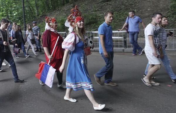 مشجعة ترتدي كوكوشنيك، وهي زينة رأس تقليدية روسية في مرحلة المجموعة 1/8 في مباراة بين روسيا وإسبانيا - سبوتنيك عربي