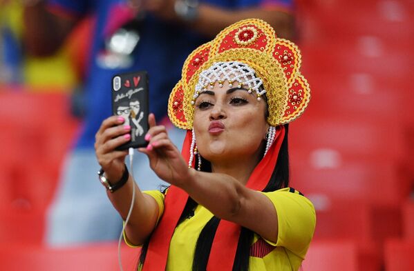 مشجعة المنتخب الكولومبي ترتدي كوكوشنيك، وهي زينة رأس تقليدية روسية في مرحلة المجموعة 1/8 في مباراة بين كولومبيا وإنجلترا - سبوتنيك عربي