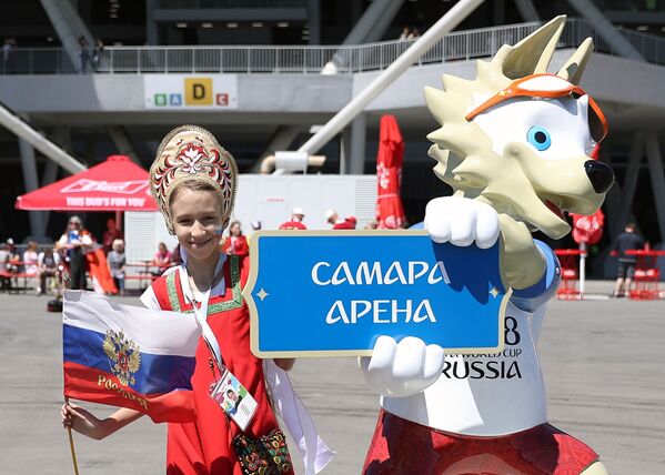 مشجعة ترتدي كوكوشنيك، وهي زينة رأس تقليدية روسية في مرحلة المجموعة 1/8 في مباراة بين أستراليا والدنمارك - سبوتنيك عربي