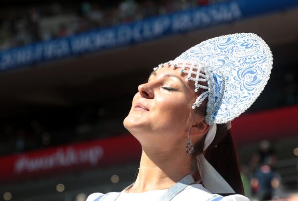 مشجعة ترتدي كوكوشنيك، وهي زينة رأس تقليدية روسية في مرحلة المجموعة 1/8 في مباراة بين روسيا وإسبانيا - سبوتنيك عربي