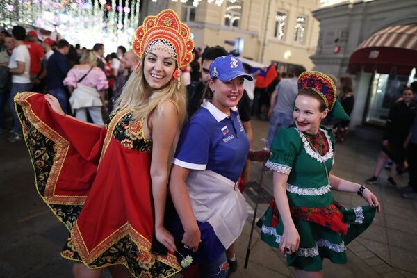 مشجعات المنتخب الروسي يرتدين كوكوشنيك، وهي زينة رأس تقليدية روسية، خلال مباراة مرحلة المجموعة بين روسيا ومصر - سبوتنيك عربي