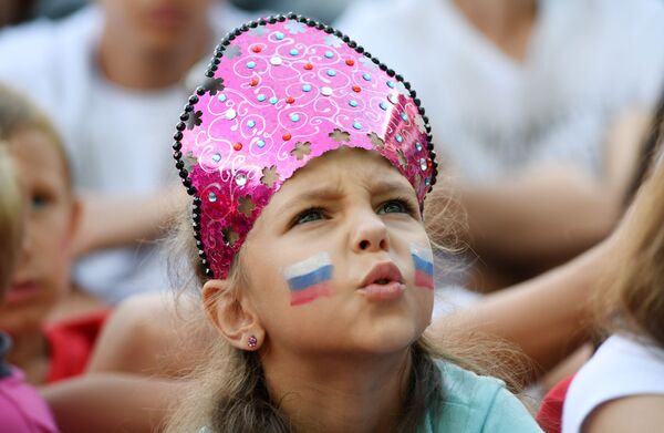 مشجعة المنتخب الروسي ترتدي كوكوشنيك، وهي زينة رأس تقليدية روسية، خلال مباراة مرحلة المجموعة بين روسيا وإسبانيا، في سيفاستوبل - سبوتنيك عربي