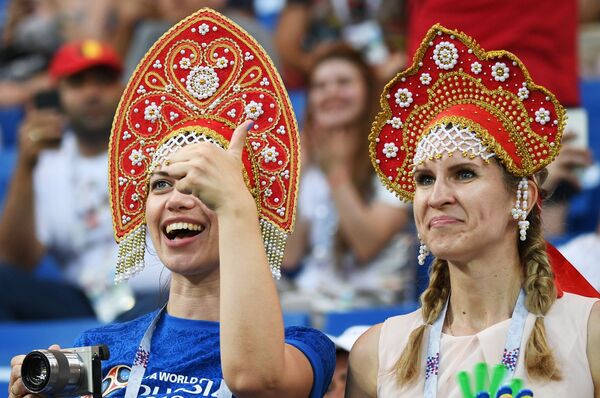 مشجعات يرتدين كوكوشنيك، وهي زينة رأس تقليدية روسية في مرحلة المجموعة 1/8 في مباراة بين بلجيكا واليابان - سبوتنيك عربي
