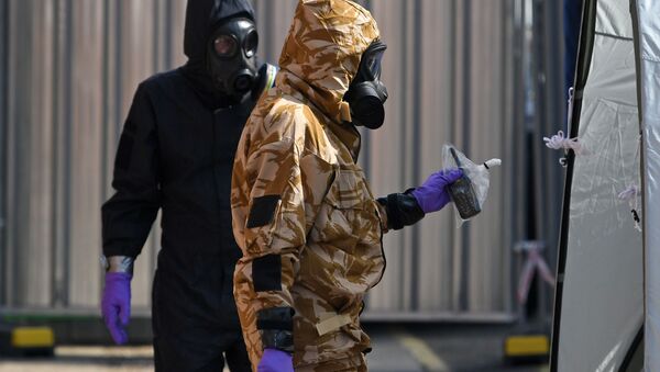 محققون في أقنعة واقية من الغاز، أثناء التحقيق في أسباب تسمم الرجال والنساء في إيسمبري، المملكة البريطانية المتحدة 6 يوليو/ تموز 2018 - سبوتنيك عربي