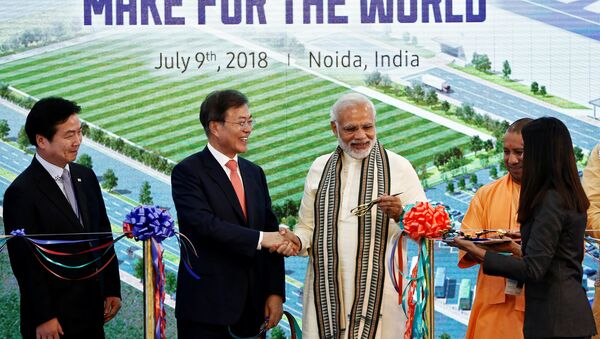 رئيس كوريا الجنوبية مون جاي ورئيس وزراء الهند ناريندرا مودي يفتتحان أكبر مصنع لشركة سامسونغ في الهند، 9 يوليو/تموز 2018 - سبوتنيك عربي
