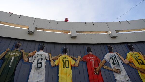 رسم جرافيتي يظهر أسماء لاعبي كرة القدم على ظهور قمصان منتخباتهم الوطنية، الذين شاكروا في بطولة كأس العالم 2018 في روسيا، مدينة قازان - سبوتنيك عربي