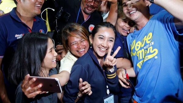 الصحفيون يحتفلون بعد مؤتمر صحفي بالقرب من مجمع كهف ثام لوانغ في مقاطعة شيانج راي الشمالية في تايلاند، 10 يوليو/تموز 2018 - سبوتنيك عربي