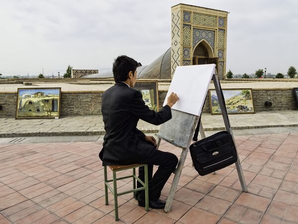 رسام في وسط مينة سمرقند، أوزبكستان - سبوتنيك عربي