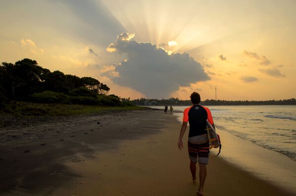 غروب الشمس في خليج أروغام في سريلانكا - سبوتنيك عربي