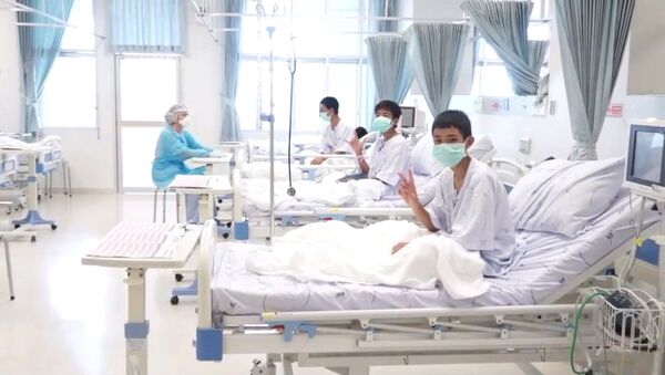 الصبية التايلانديين يسترخون في مستشفى في شيانغ راي بعد إنقاذهم من كهف، 11 يوليو/تموز 2018 - سبوتنيك عربي
