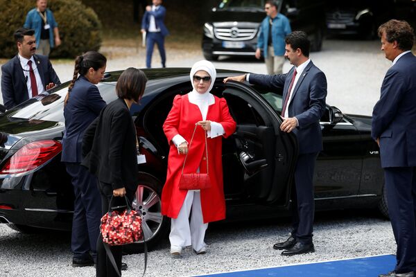 وصول السيدة الأولى التركية أمينة إردوغان إلى معهد الملكة إليزابيث للموسيقى في واترلو، في إطار قمة لدول حلف الناتو ،  بلجيكا 11 يوليو/ تموز 2018 - سبوتنيك عربي