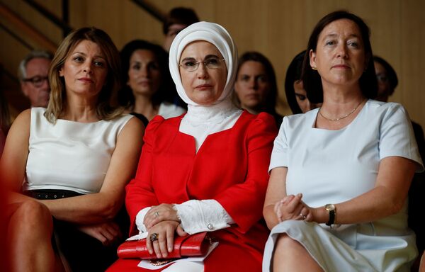السيدة الأولى البلغارية ديسيسلافا راديفا، والسيدة الأولى التركية أمينة إردوغان، وزوجة الأمين العام لحلف الناتو إنغريد شوليرود، أثناء حضورهن لحفل موسيقي في معهد الملكة إليزابيث للموسيقى في واترلو، في إطار قمة لدول حلف الناتو في بلجيكا 12 يوليو/ تموز 2018 - سبوتنيك عربي