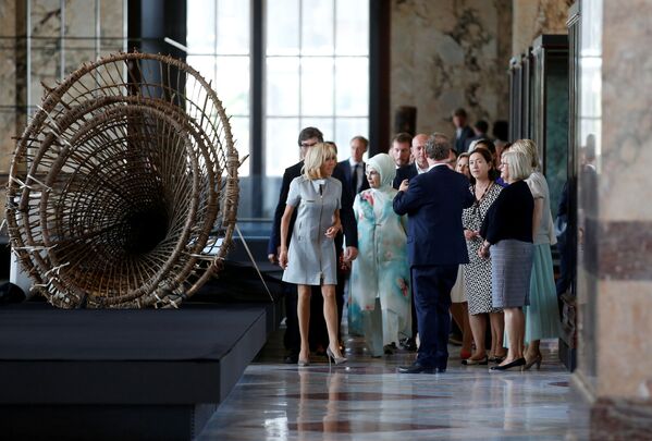 السيدة الأولى التركية أمينة إردوغان، وزوجة الأمين العام لحلف الناتو إنغريد شوليرود، والسيدة الأولى الفرنسية بريجيت ماكرون خلال زيارتهم للمتحف الملكي لأفرقيا الوسطى في بروكسل، في إطار قمة لدول حلف الناتو في بلجيكا 12 يوليو/ تموز 2018 - سبوتنيك عربي
