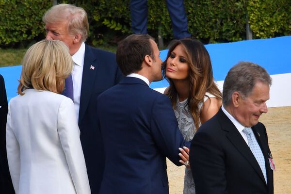 الرئيس الفرنسي إمانويل ماكرون يقبل السيدة الأولى الأمريكية ميلانيا ترامب، خلال قمة قادة حلف الناتو في بروكسل، بلجيكا في 11يوليو/ تموز 2018 - سبوتنيك عربي