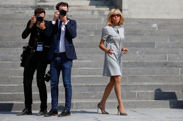 السيدة الأولى الفرنسية بريجيت ماكرون خلال زيارتها إلى المتحف الملكي، خلال قمة قادة حلف الناتو في بروكسل، بلجيكا في 12 يوليو/ تموز 2018 - سبوتنيك عربي