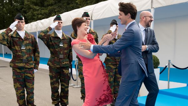 رئيس الوزراء الكندي يقبل زوجة رئيس الوزراء البلجيكي - سبوتنيك عربي