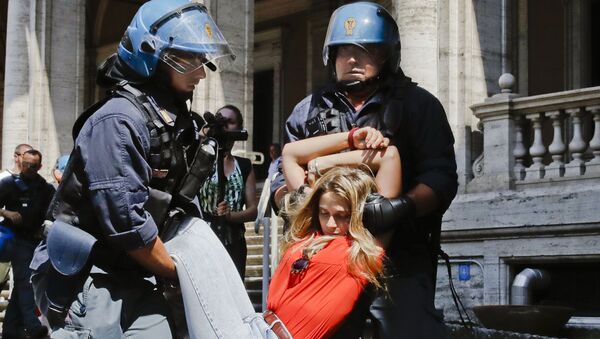 أفراد الشرطة الإيطالية يمسكون بأحد المتظاهرين خارج مبنى وزارة النقل ، خلال احتجاجات ضد سياسة الحكومة حول الهجرة في روما، إيطاليا 11 يوليو/ تموز 2018 - سبوتنيك عربي