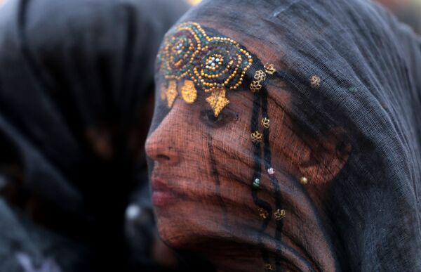 امرأة مغربية من الصحراء الجنوبية، ترتدي الثوب التقليدي، تشارك في مهرجان طانطان موسى البربري الرابع عشر في مدينة طانطان الصحراوية، المغرب 8 يوليو/ تموز 2018 - سبوتنيك عربي