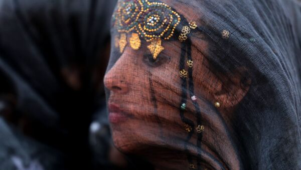 امرأة مغربية من الصحراء الجنوبية، ترتدي الثوب التقليدي، تشارك في مهرجان طانطان موسى البربري الرابع عشر في مدينة طانطان الصحراوية، المغرب 8 يوليو/ تموز 2018 - سبوتنيك عربي