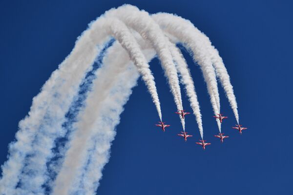 فريق السهام الحمراء للاستعراض الجوي، التابع للقوات الجوية الملكية البريطانية، قبل انطلاق سباق الجائزة الكبرى لـ الفورمولا -1 البريطاني في سيلفرستون، وسط إنجلترا 8 يوليو/ تموز 2018 - سبوتنيك عربي