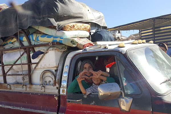 سوريون يغادرون مخيم  للاجئين بالقرب من مدينة عرسال اللبنانية - سبوتنيك عربي