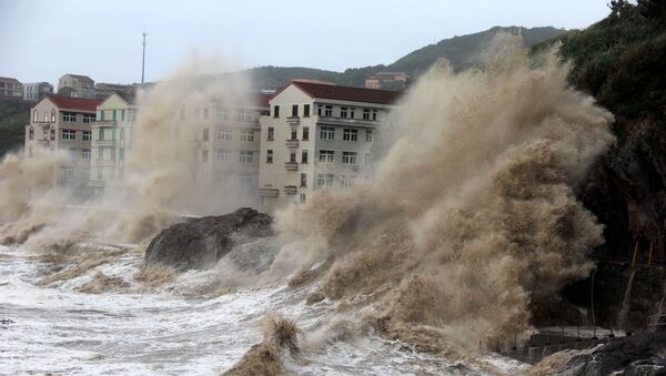 موجات ناجمة عن اعصار ماريا بالقرب من نلينغ، مقاطعة تشجيانغ بشرق الصين، 11 يوليو/ تموز 2018 - سبوتنيك عربي