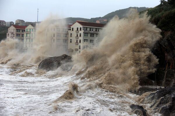 موجات ناجمة عن إعصار ماريا بالقرب من نلينغ، مقاطعة تشجيانغ بشرق الصين، 11 يوليو/ تموز 2018 - سبوتنيك عربي