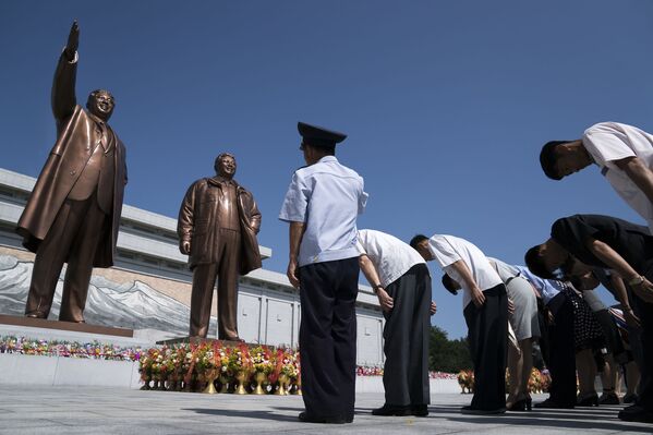 أهالي كوريا الشمالية يحيون ذكرى وفاة الزعيم السابق كيم إل سونغ في بيونغ يانغ، كوريا الشمالية 8 يوليو/ تموز 2018 - سبوتنيك عربي