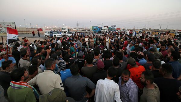 متظاهرون يغلقون الطريق، جنوب العراق - سبوتنيك عربي