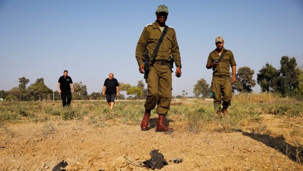 عساكر الجيش الإسرائيلي يتفحصون أماكن سقوط قذائف على الحدود الإسرائيلية مع غزة، السبت 14 يوليو/تموز 2018 - سبوتنيك عربي