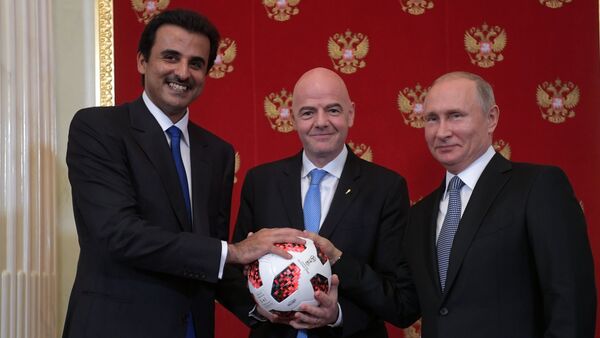 الرئيس الروسي فلاديمير بوتين مع أمير قطر ورئيس الاتحاد الدولي لكرة القدم الفيفا - سبوتنيك عربي