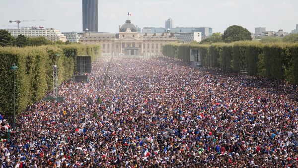 تجمع لجماهير فرنسا لمشاهدة المباراة النهائية في أحد الساحات أمام برج إيفل - سبوتنيك عربي
