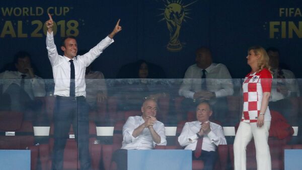 الرئيس الفرنسي إيمانويل ماكرون سعيد بإحراز منتخب فرنسا الهدف الرابع في شباك المنتخب الكرواتي، في نهائي مونديال روسيا، 15 يوليو/تموز 2018 - سبوتنيك عربي