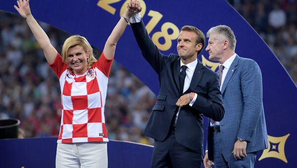 رئيسة كرواتيا تحيي الجماهير رفقة ماكرون بعد تسليم الجوائز - سبوتنيك عربي
