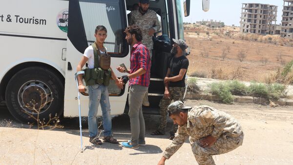 صعود المسلحين في درعا إلى الحافلات متوجهين إلى الشمال السوري - سبوتنيك عربي