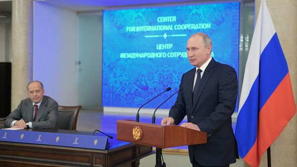 بوتين خلال لقائه ممثلي مقر تأمين أمن المونديال - سبوتنيك عربي