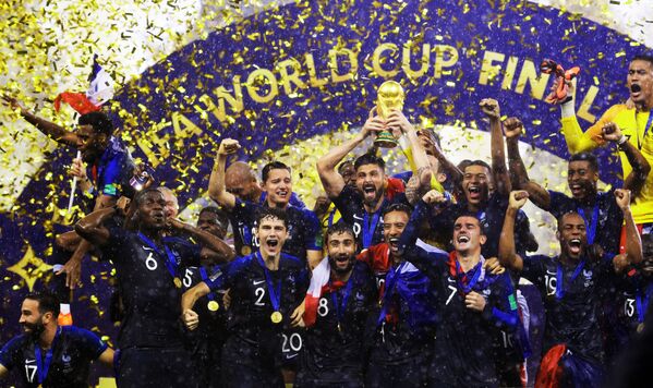لاعبو المنتخب الفرنسي الوطني بعد تتويجه وفوزه بكأس العالم - سبوتنيك عربي
