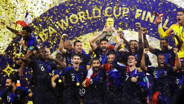 لاعبو المنتخب الفرنسي الوطني بعد تتويجه وفوزه بكأس العالم - سبوتنيك عربي