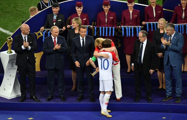 رئيسة كرواتيا كوليندا غرابار-كيتاروفيتش تحتضن لوكا مودريتش عند توزيع حوائز المرتبة الثانية في نهائي كأس العالم - سبوتنيك عربي