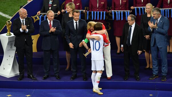 رئيسة كرواتيا كوليندا غرابار-كيتاروفيتش تحتضن لوكا مودريتش عند توزيع حوائز المرتبة الثانية في نهائي كأس العالم - سبوتنيك عربي