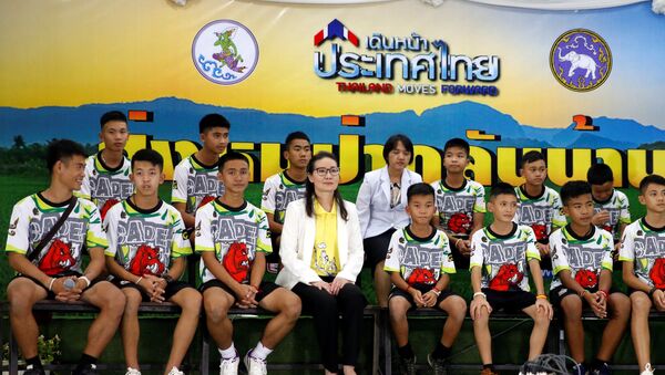 الصبية التايلانديين الـ 12 مع مدربهم في مؤتمر صحفي في  تايلاند بعد إنقاذهم من الكهف، 18 يوليو/تموز 2018 - سبوتنيك عربي