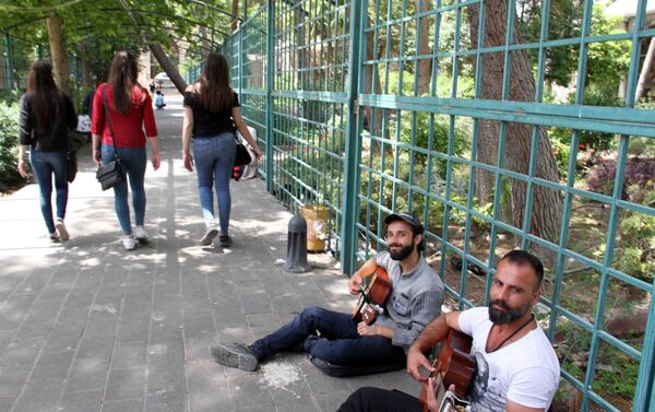 موسيقى الشارع تجد طريقها لدمشق...شباب يبلسمون أوجاع الحرب بأوتار آلاتهم - سبوتنيك عربي