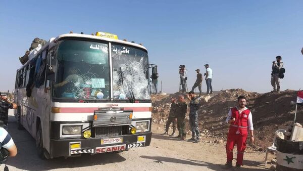 مسلحو إدلب يستهدفون الحافلات التي تقل المحاصرين أثناء توجههم إلى معبر العيس جنوب حلب - سبوتنيك عربي